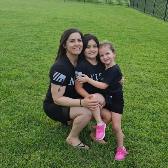 IM LIVE 🥳 Like this listing to be notified when i go Live! - Picture 2 of 7